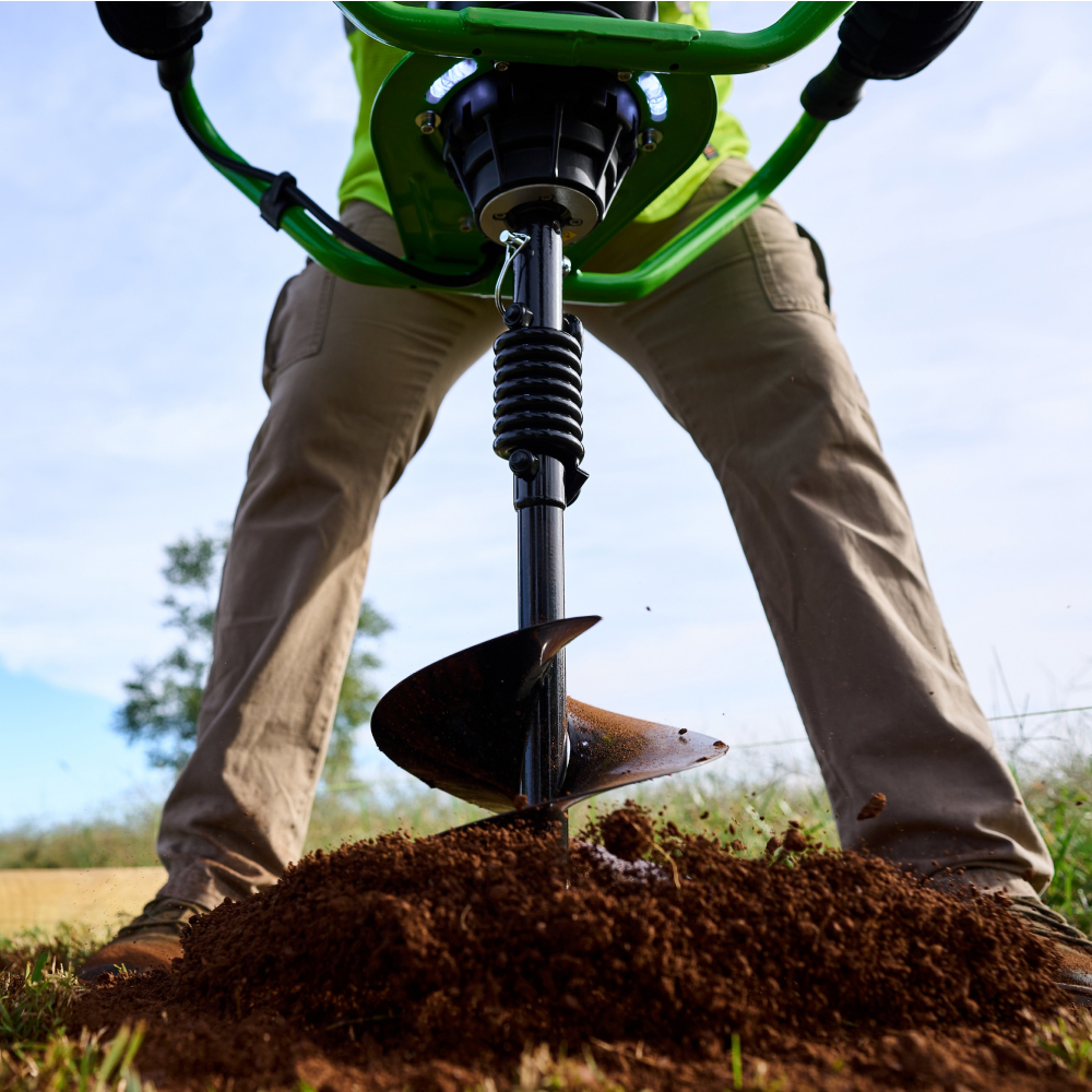 Бур моторизированный аккумуляторный Greenworks GC-AUGER б/щ (без АКБ и З/У) - Землебур обладает неоспоримыми преимуществами перед бензиновыми моделями. Во-первых, это функция реверса – вращение шнека против часовой стрелки. Она незаменима при работе со сложными грунтами, когда необходимо извлечь шнек. В бензиновых устройствах реверс встречается редко и значительно увеличивает их стоимость. Во-вторых, это инновационная защита от отдачи, повышающая безопасность. Она реализована с помощью встроенного акселерометра, тогда как в других землебурах (если она есть) используется рычаг, контактирующий с бедром оператора.