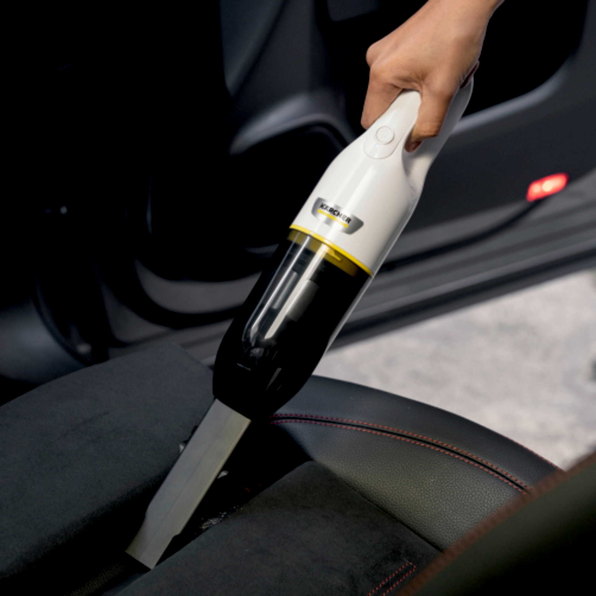 Ручной аккумуляторный пылесос Karcher CVH 2 - <h3>Компактность и малый вес</h3>
Легкое выполнение небольших объемов повседневных уборочных работ.