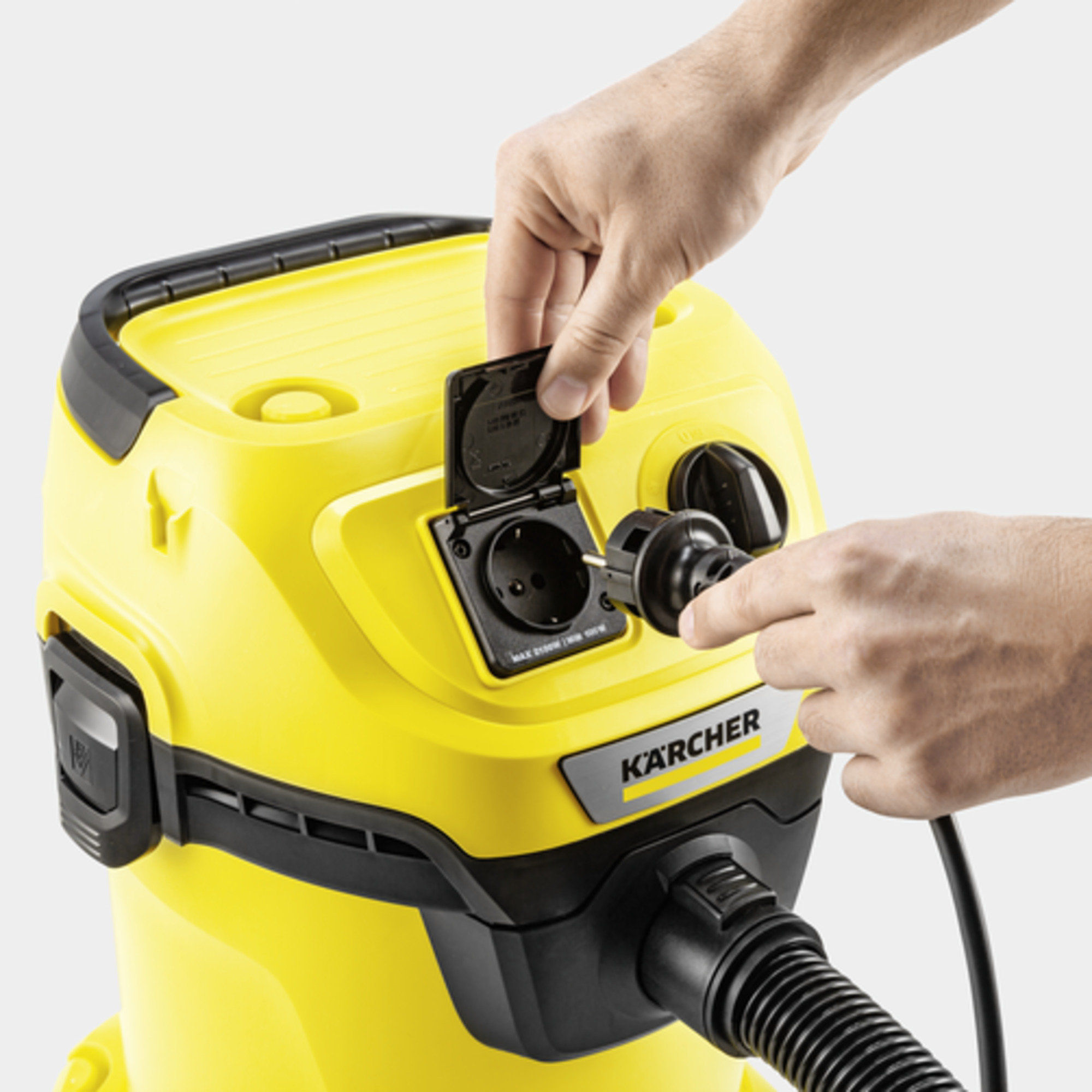 Хозяйственный пылесос Karcher WD 3 P V-17/4/20 - <h3>Штепсельная розетка с автоматикой включения / отключения для работы с электроинструментами</h3>
Немедленный сбор пыли и стружки, образующихся при строгании, пилении или шлифовании. Пылесос автоматически включается и выключается синхронно с электроинструментом.