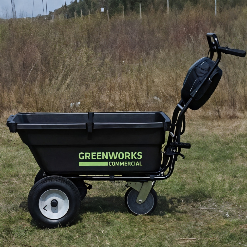 Аккумуляторная садовая самоходная тележка Greenworks 82GC 106 л, б/щ (без АКБ и З/У) - Тележка обладает грузоподъемностью до 100 кг и вместительным ковшом объемом 106 литров. Специальные крепления позволяют устанавливать надставные борта или фиксировать груз ремнями для безопасной транспортировки. Три скорости движения (2 вперед и 1 назад) с максимальной скоростью 4,2 км/ч вперед и 2,4 км/ч назад обеспечивают маневренность в различных рабочих условиях.