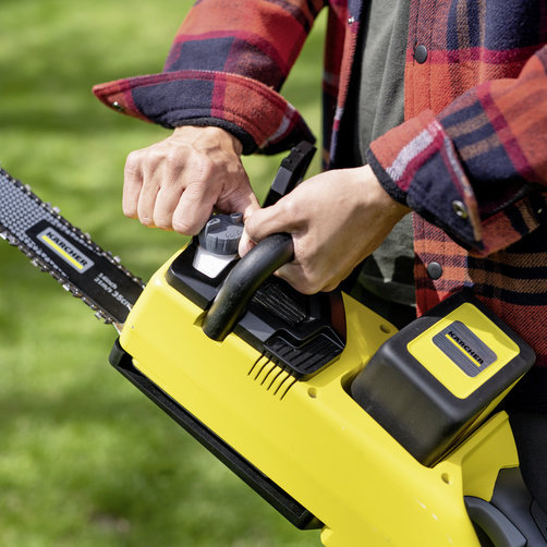 Аккумуляторная цепная пила Karcher CNS 36-35 Battery - <h3>Натяжение цепи без применения инструментов</h3>
Цепь легко натягивается при помощи поворотной ручки.