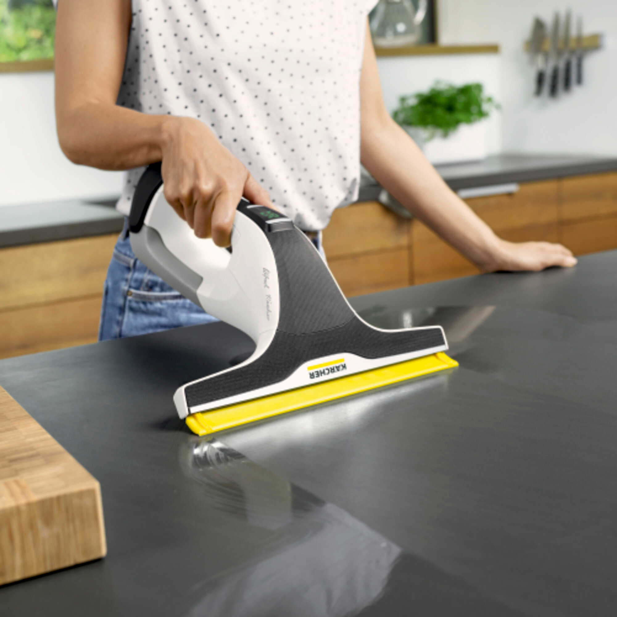 Аккумуляторный стеклоочиститель Karcher WV 7 Signature Line - <h3>Преимущества серии Signature Line</h3>
Подпись основателя компании Альфреда Керхера отмечает аппарат в качестве лучшего в данной категории продуктов Karcher. Другими эксклюзивными преимуществами являются поддержка в мобильном приложении и продление гарантии.