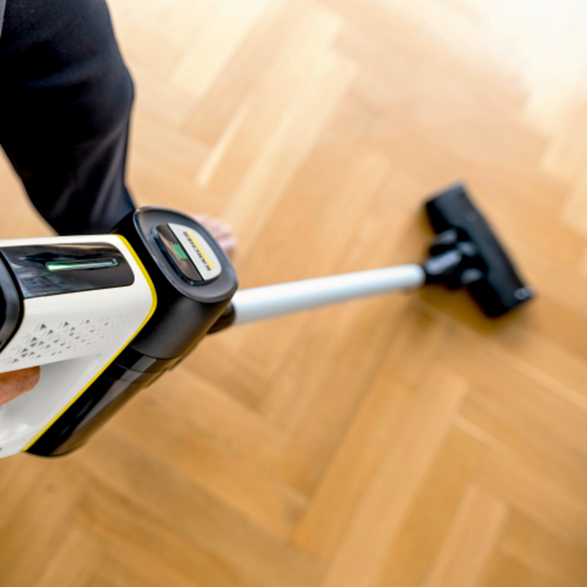 Вертикальный аккумуляторный пылесос Karcher VC 7 Signature Line - <h3>Преимущества серии Signature Line</h3>
Подпись основателя компании Альфреда Керхера отмечает аппарат в качестве лучшего в данной категории продуктов Karcher. Другими эксклюзивными преимуществами являются поддержка в мобильном приложении и продление гарантии.