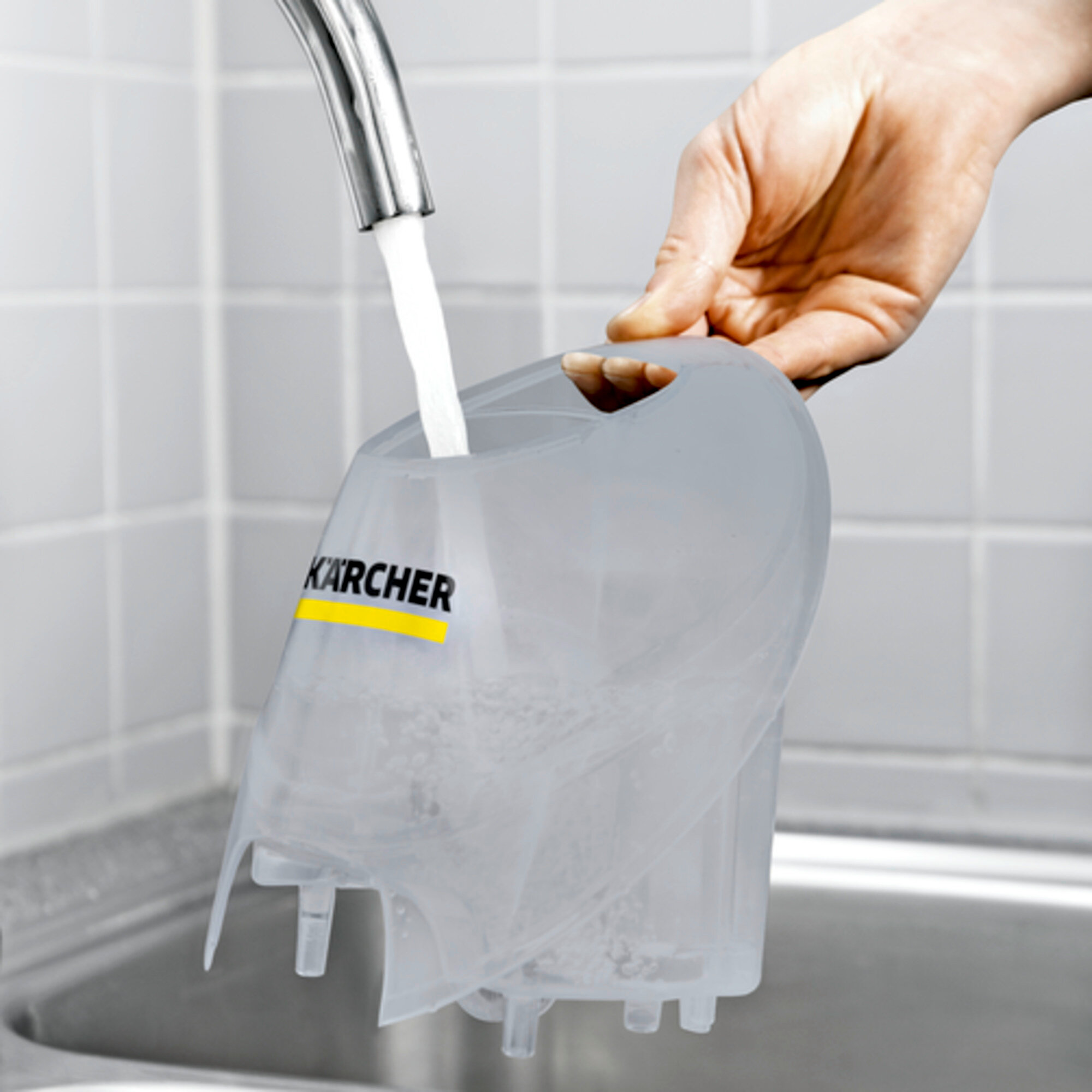 Пароочиститель Karcher SC 4 EasyFix - <h3>Съемный бачок для доливки воды</h3>
Возможность дозаправки водой в любое время позволяет выполнять работы без долгих перерывов.