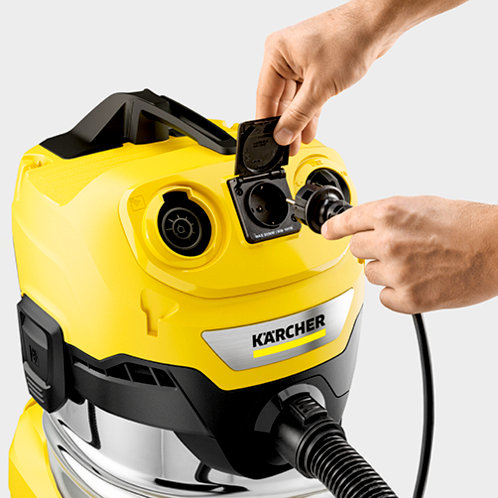 Хозяйственный пылесос Karcher WD 4 P S V-20/5/22 - <h3>Штепсельная розетка с автоматикой включения / отключения для работы с электроинструментами</h3>
Немедленный сбор пыли и стружки, образующихся при строгании, пилении или шлифовании. Пылесос автоматически включается и выключается синхронно с электроинструментом.
