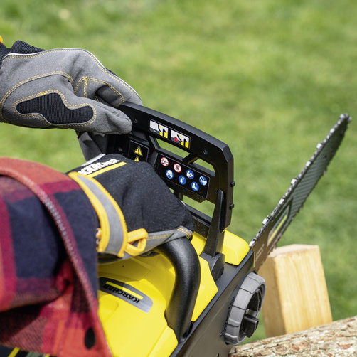 Аккумуляторная цепная пила Karcher CNS 36-35 Battery - <h3>Натяжение цепи без применения инструментов</h3>
Цепь легко натягивается при помощи поворотной ручки.