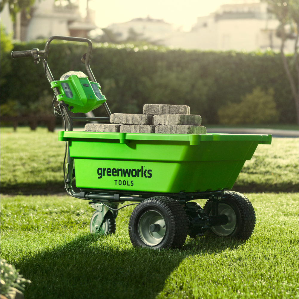 Аккумуляторная ручная самоходная тележка Greenworks G40GC, 40v (без АКБ и З/У) - Тележка обладает грузоподъемностью до 100 кг и вместительным кузовом объемом 106 литров. Она оснащена двумя скоростями движения вперед (3 км/ч и 4,2 км/ч) и одной задней скоростью (2,4 км/ч), что обеспечивает отличную маневренность при транспортировке различных грузов. Такие характеристики делают ее незаменимым помощником для работ в саду, на стройплощадке или в хозяйстве.