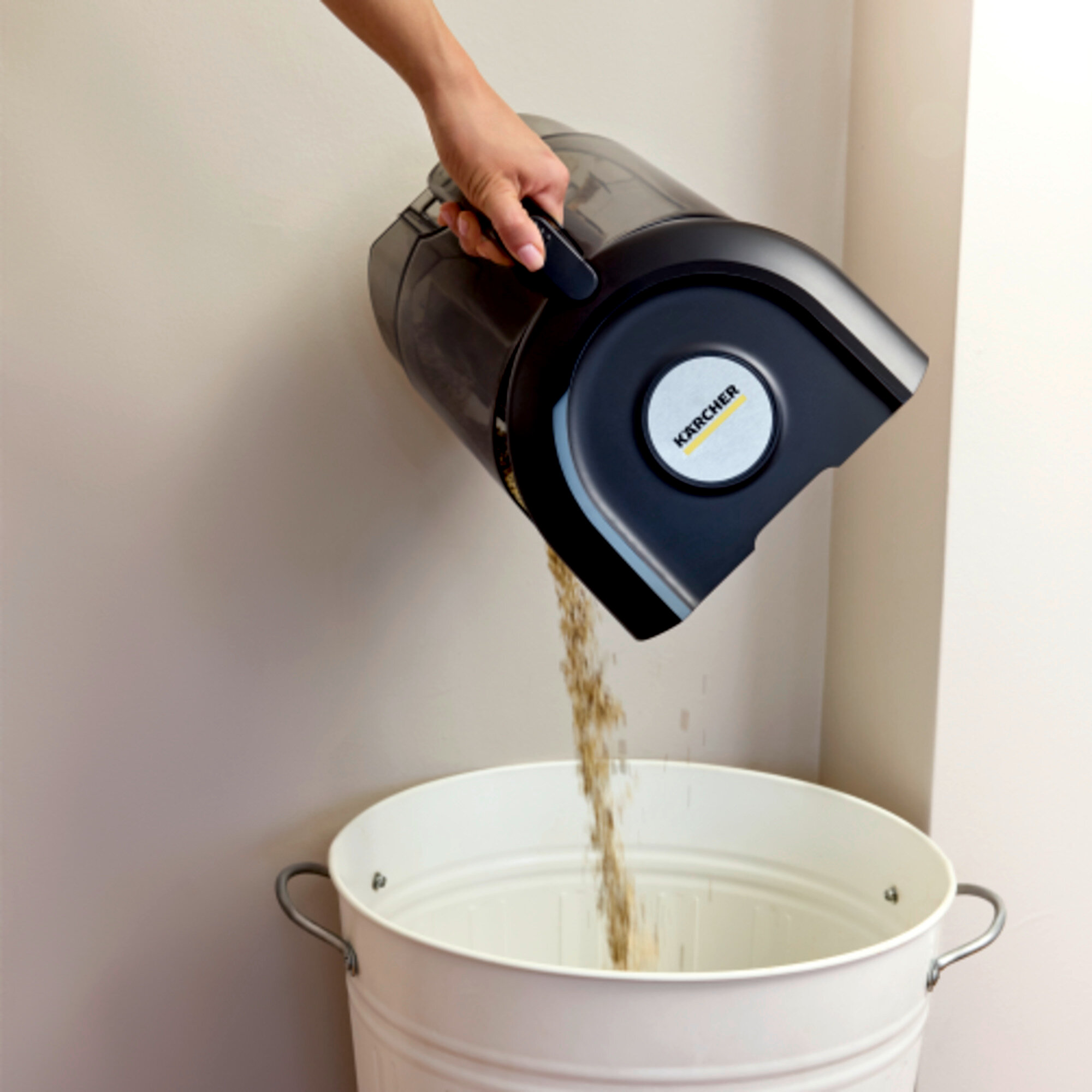 Пылесос сухой уборки Karcher VCC 4 CycloneX - <h3>Здоровая и легкая уборка</h3>
<p>
	 Технология CycloneX избавляет от дорогостоящей замены фильтр мешков. Благодаря нашей инновационной системе вам больше не нужно постоянно менять фильтр мешки. Вы можете легко очистить контейнер для отходов водой, обеспечив гигиеничность использования. Воздух в вашем доме будет свежим! Фильтр HEPA 13 полностью отфильтрует даже мельчайшие загрязнения, такие как пыльца и другие частицы, вызывающие аллергию, обеспечивая приток свежего воздуха и создавая здоровую атмосферу в помещении. Более того, наша система без мешков обладает значительным преимуществом не только для аллергиков, но и для всех остальных: во время уборки больше не будет неприятных запахов! Всегда дышите свежим и чистым воздухом в своем доме.
</p>