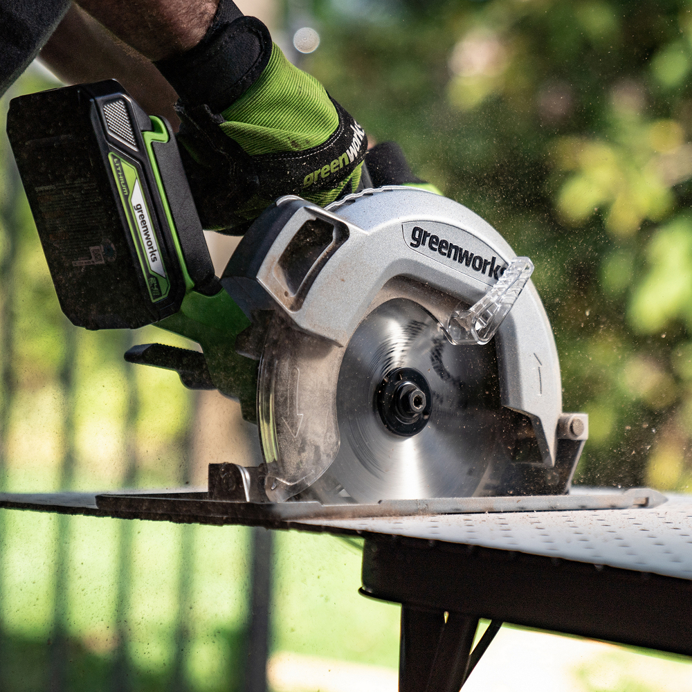 Аккумуляторная циркулярная пила Greenworks GD24CS, б/щ, 24v (АКБ 1х4Ач, З/У) - Пила имеет металлический и подвижный защитные кожухи. Съемный параллельный упор (слева/справа) обеспечивает прямые резы, а металлическая подошва – фронтальную разметку для контроля. Для выполнения резов под углом есть регулировка наклона пильной части в диапазоне 0-50°. Глубина реза регулируется в диапазоне 0–63 мм с помощью удобного флажкового фиксатора, расположенного слева и стальной направляющей со штампованным лимбом.
