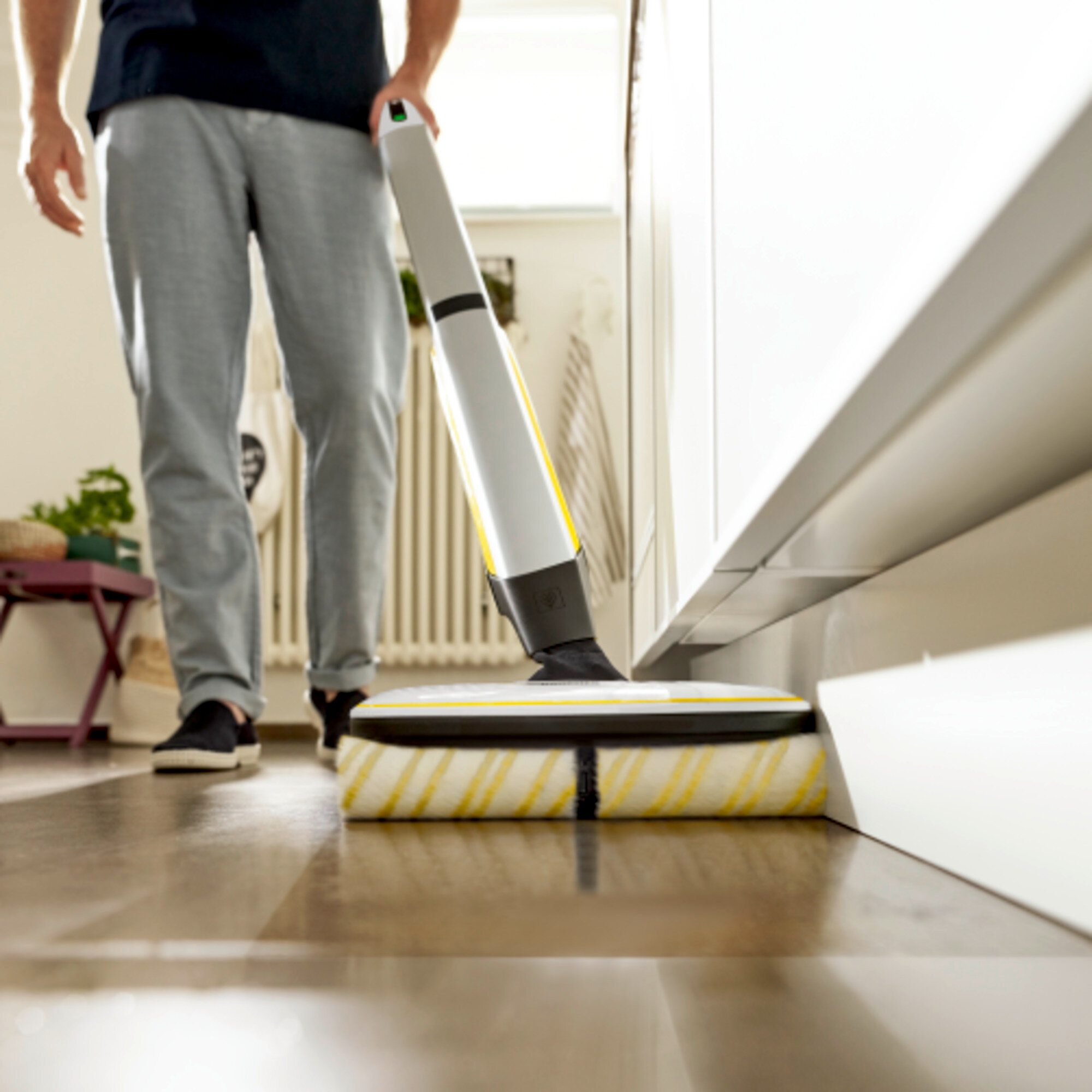Электрошвабра Karcher FC 7 Cordless Plus - <h3>Универсальное решение: удаление любых повседневных сухих и влажных загрязнений в один прием</h3>
<p>
	 Экономия 50 % времени**: технология привода 4 роликовых щеток позволяет осуществлять влажную уборку без предварительной очистки пола пылесосом. Эффективный сбор волос благодаря специальному встроенному фильтру. Очистка вплотную к краям.
</p>