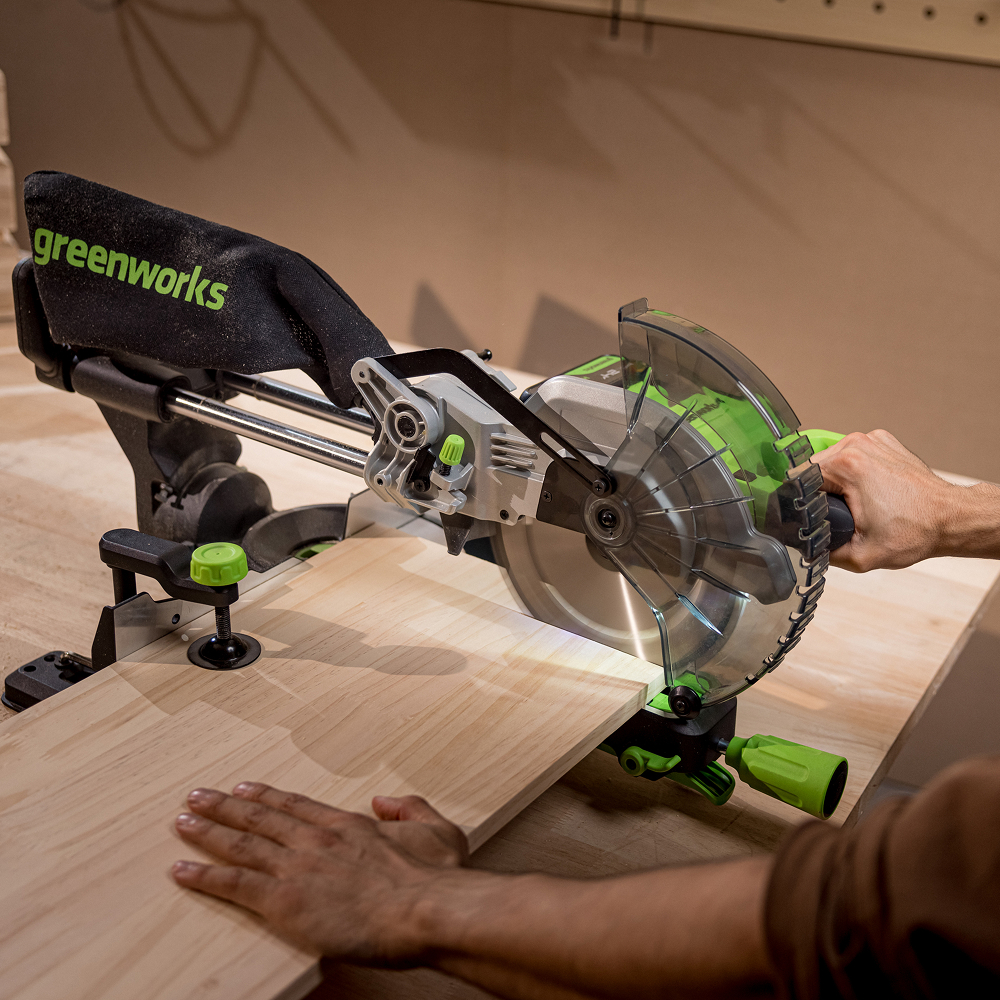 Аккумуляторная торцовочная пила Greenworks GD24MS216 б/щ, 24v (без АКБ и З/У) - Торцовочная пила с мощным бесщеточным двигателем DigiPro™ обеспечивает быструю резку и высокую производительность. Защитные функции, включая плавный пуск, защиту от перегрева, перегрузки и заклинивания диска, повышают безопасность и продлевают срок службы инструмента. Точность реза достигается с помощью разметки по тени от диска.