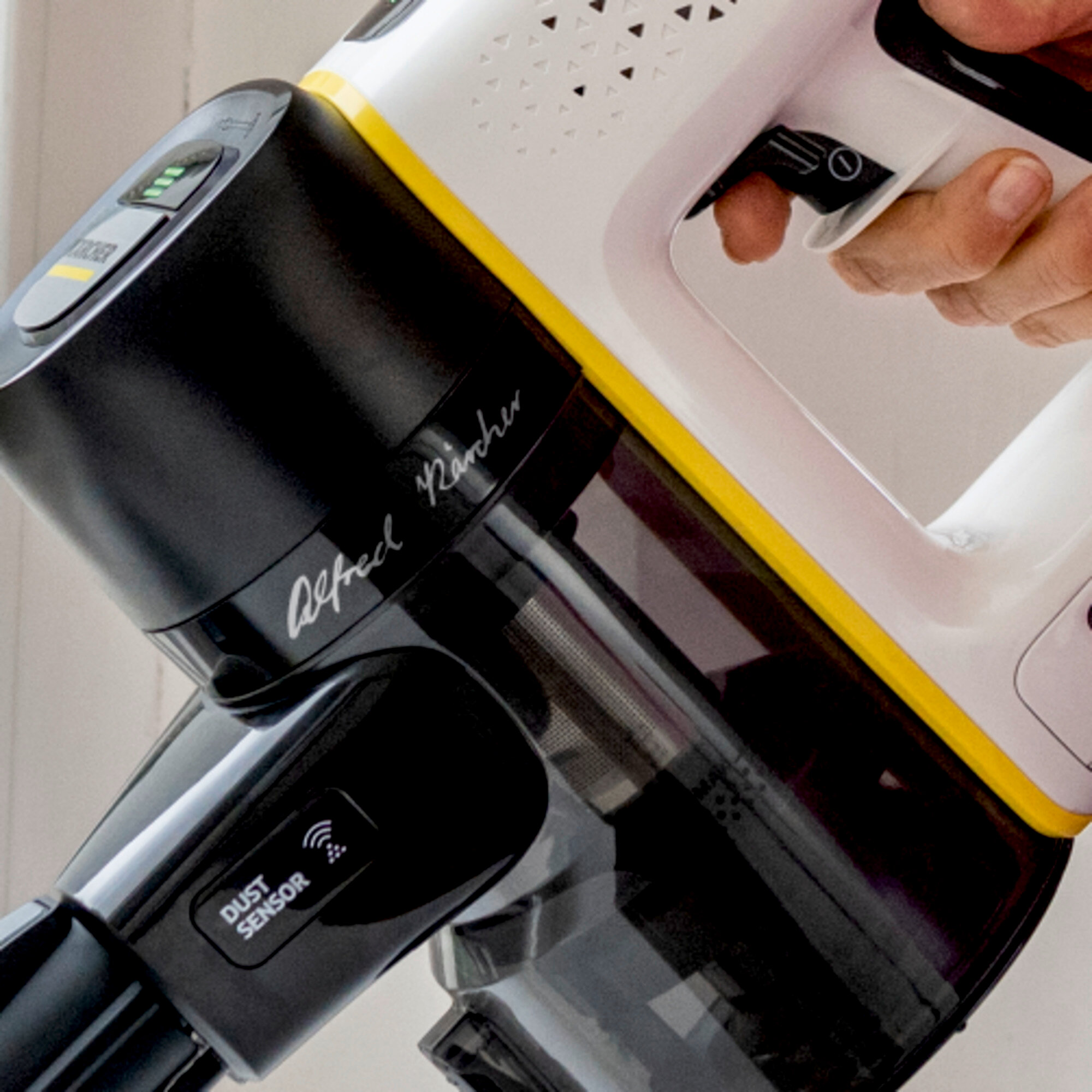 Вертикальный аккумуляторный пылесос Karcher VC 7 Signature Line - <h3>Преимущества серии Signature Line</h3>
Подпись основателя компании Альфреда Керхера отмечает аппарат в качестве лучшего в данной категории продуктов Karcher. Другими эксклюзивными преимуществами являются поддержка в мобильном приложении и продление гарантии.