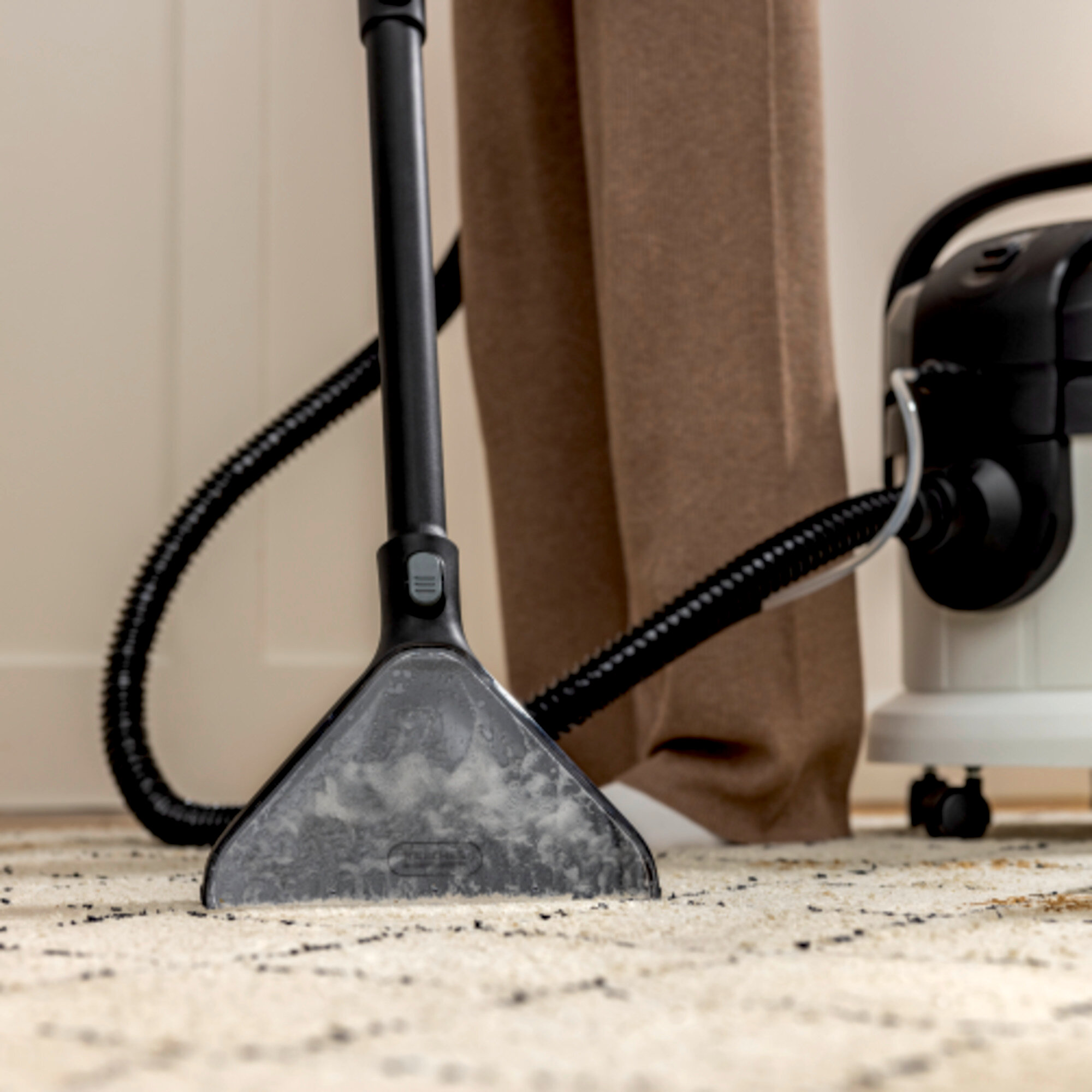 Моющий пылесос Karcher SE 4 Plus - <h3>Испытанная технология Kärcher для достижения оптимальных результатов уборки</h3>
<p>
	 Тщательная очистка текстильных поверхностей. Быстрая и легкая уборка по высокоэффективной технологии экстракции. Низкая остаточная влажность для быстрого высыхания текстильных поверхностей.
</p>