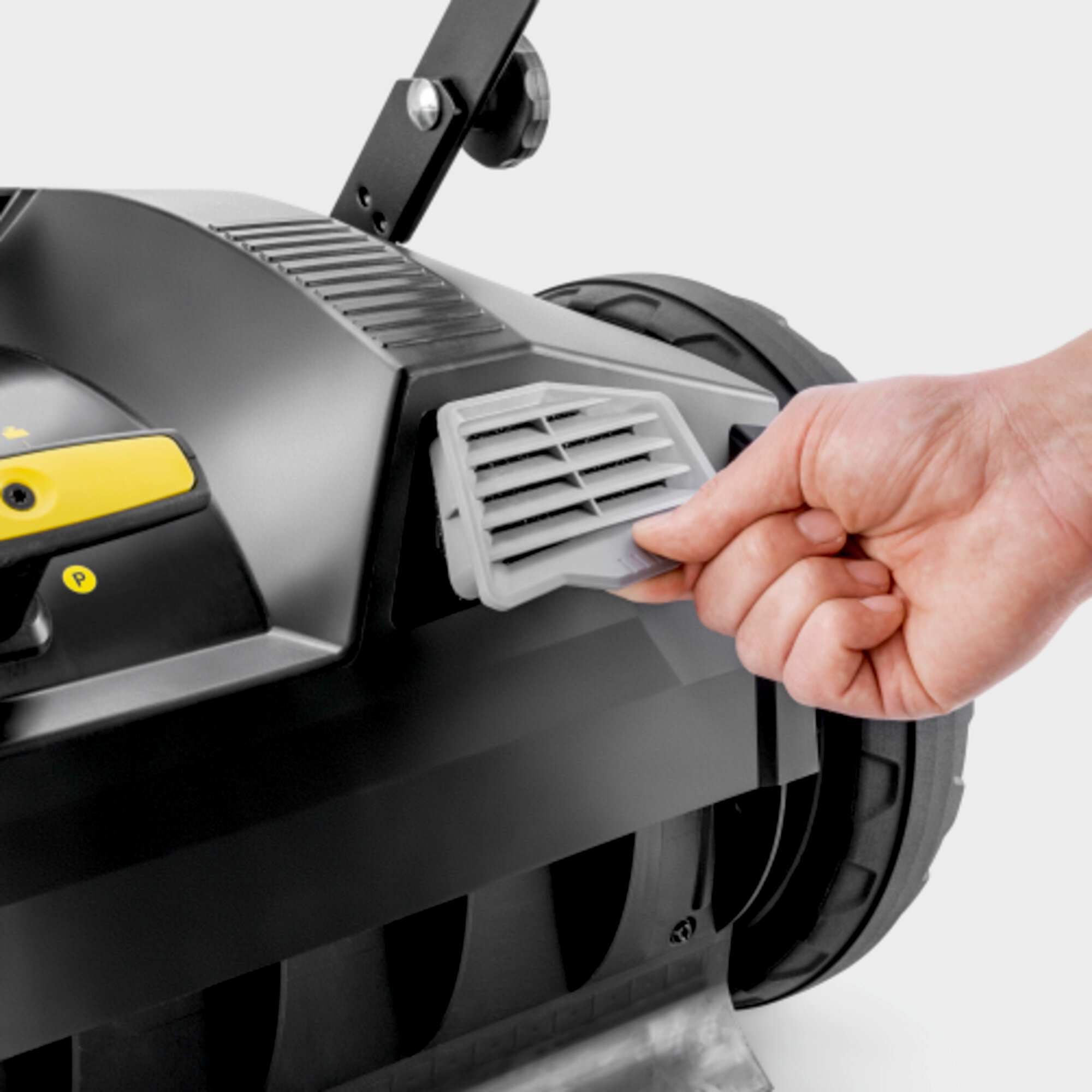 Подметальная машина Karcher KM 70/20 C 2SB - <h3>Настраиваемые основная цилиндрическая и боковые щетки</h3>
<p>
	 Ступенчатое регулируемое давление прижима для достижения оптимальных результатов уборки. Возможность регулировки давления прижима уменьшает износ роликовой щетки. Для защиты щетины роликовой и боковой щеток от повреждения предусмотрена их полная разгрузка.
</p>