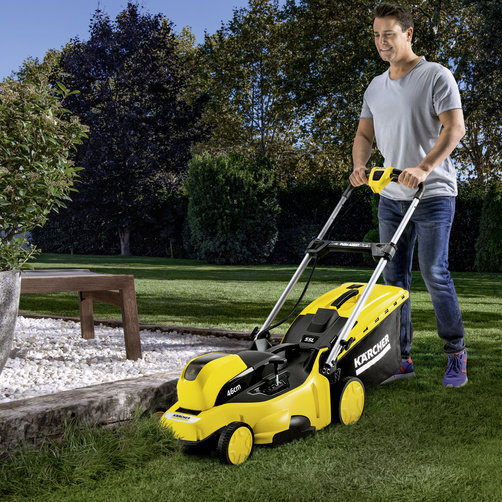 Аккумуляторная газонокосилка Karcher LMO 36-46 Battery Set - <h3>Привод на задние колеса Push Assist</h3>
Привод на левое заднее колесо подключаемый нажатием кнопки. Легкое скашивания травы даже на небольших уклонах.